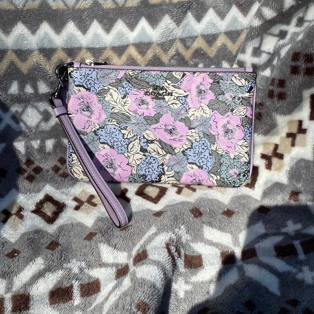 COACH SMALL WRISTLET WITH HERITAGE FLORAL PRINT